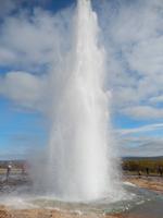 Strokkur bedeutet auf deutsch übrigens Butterfass.
