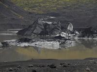 Teile des Solheimajökulls schwimmen auf dem See am Fuße des Gletschers.