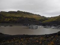 Unter dem Solheimajökull fließt der Fluss Jökulsá á Sólheimasandi, der aufgrund seines Schwefelgeruchs auch Stinkfluss genannt wird.