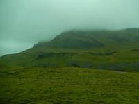 Noch immer hing eine tiefe Wolkendecke über den Bergen.