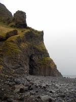 Auf dem Reynisfjall tummeln sich in den Sommermonaten unzählige Papageientaucher und Eissturmvögel.