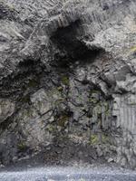 Eindrucksvoll sind auch die kleinen Höhlen im Reynisfjall.