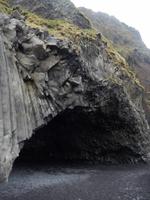 Eine weitere Höhle im Reynisfjallar am schwarzen Strand von Vik.