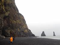 Bei den schwarzen Felsnadeln, auch Reynisdrangar genannt, soll es sich um Trolle handeln.