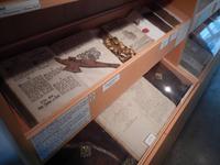 Darunter auch diese uralten Bücher.