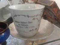 Unter anderem gab es auch diese deutsch beschriftete Tasse mit Bartschutz zu sehen.