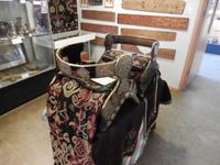 Ein Sattel für Damen. Damit diese nicht auf die absurde Idee kamen, selbst zu reiten, konnten sie auf diesem Sattel nur seitlich sitzen.