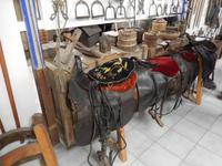 Einige isländische Pferdesättel.