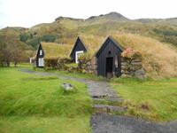 Ganz besonders gut haben uns in Skogar die Nachbildungen alter Grassodenhäuser gefallen.