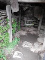 Das unwirtliche Innere eines Grassodenhauses.