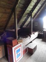 Die Betten zogen sich immer an den Wänden der Wohnhäuser entlang. In einem dieser kleinen Betten schliefen meistens übrigens ein Erwachsener und ein Kind.