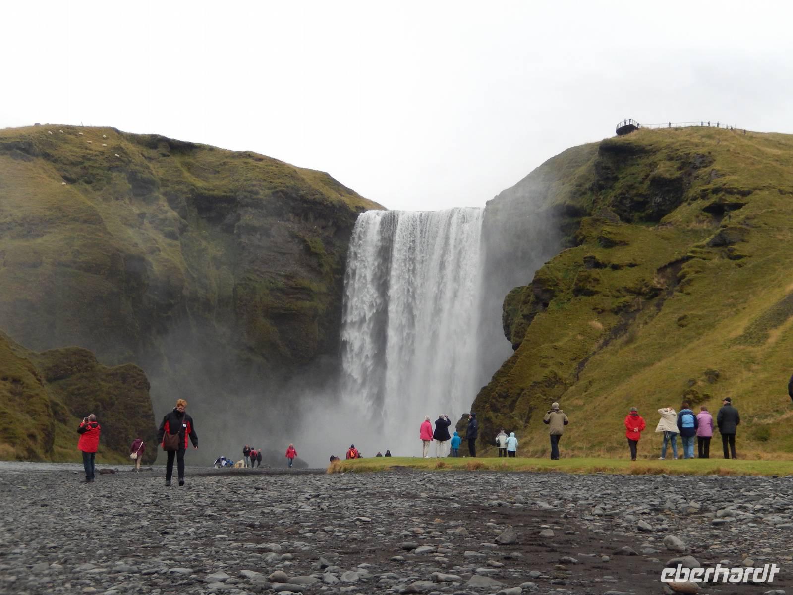 Ein paar hundert Meter vom Skogar-Museum entfernt stiegen wir bereits wieder aus dem Bus, um uns den Skogarfoss anzusehen.