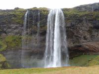 Das besondere an dem etwa 60m hohen Wasserfall ist der Hohlraum hinter ihm.