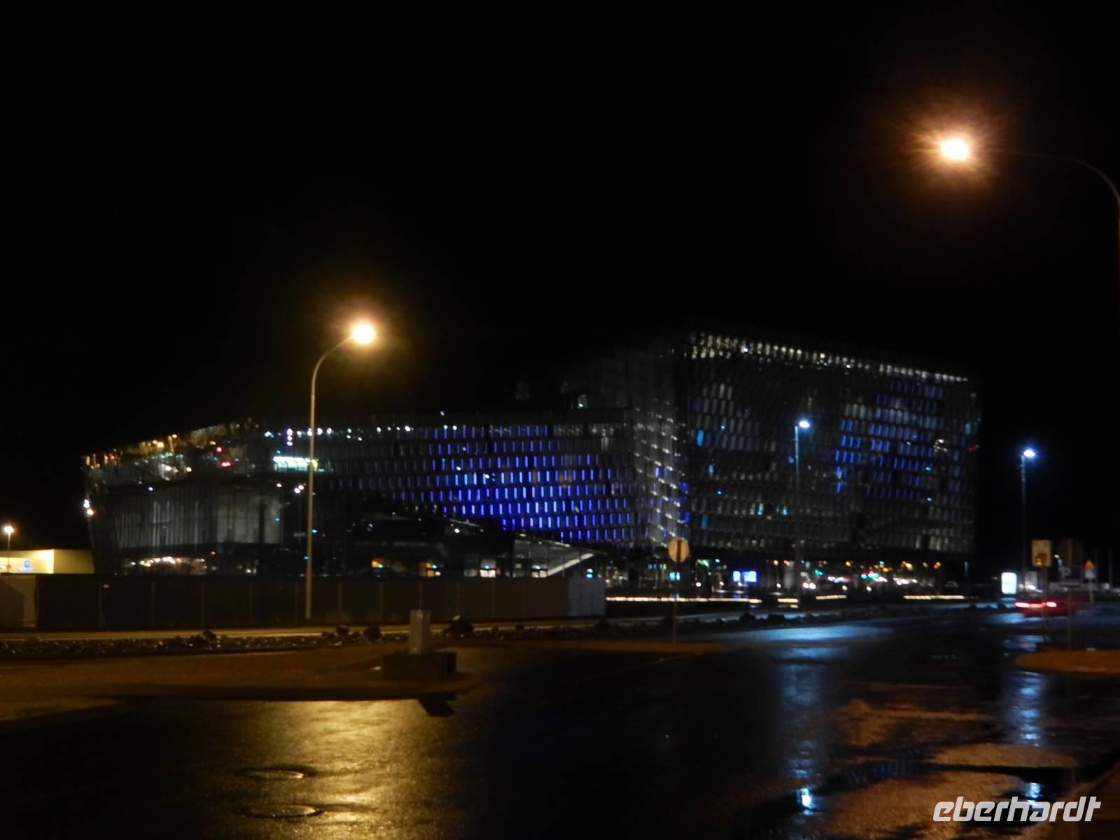 Bei Nacht ist das Konferenz- und Konzerthaus Harpa auch einen Blick wert.
