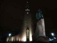Hallgrimskirche und Leif Eriksson-Denkmal in nächtlicher Beleuchtung.