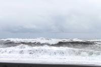 am schwarzen Strand an der Südküste