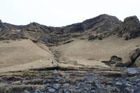 am schwarzen Strand an der Südküste