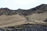 am schwarzen Strand an der Südküste