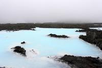 Blaues Wasser am Straßenrand