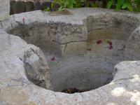 Taufbecken an der Brotvermehrungskirche in Tabgha
