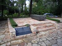 Grab von Teddy (Theodor) Kollek auf dem Herzl-Berg