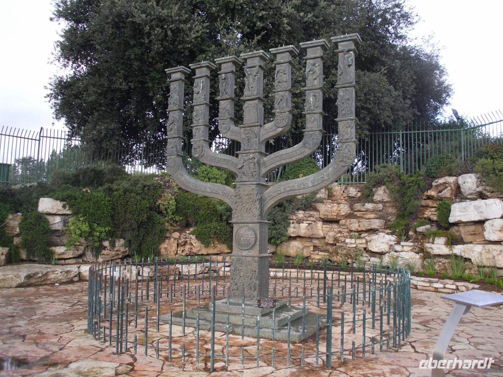 Bronzemenora vor dem Haupteingang der Knesset