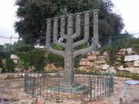 Bronzemenora vor dem Haupteingang der Knesset