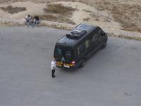 ... Buschauffeur Yacov bei der Buspflege ...