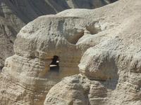 in dieser Höhle wurde eine der vielen Schriftrollen gefunden
