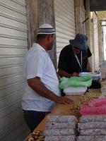 Ein Verkaufer in der Straße