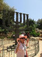 Rundreise Israel - Menora, Wahrzeichen Jerusalems mit Ronit