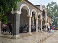 Vor der Kirche der Seligpreisung von 1937