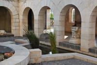 im Hof der Brotvermehrungskirche