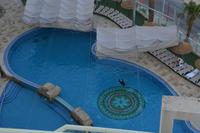 Blick auf den Pool vom Hotel