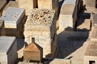 jüdischer Friedhof mit kleinen Steinen die man bei Besuchen mitbringt