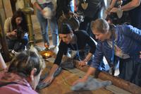 Pilger gedenken der Salbung von Christus nach der Kreuzabnahme