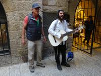 Jerusalem - im Jüdischen Viertel, Reiseleiter singt mit Straßenmusiker