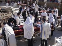 Jerusalem - Vorbereitungen zum Lesen aus der Tora an der Klagemauer