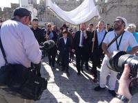 Jerusalem - Männerweihe auf dem Weg zur Klagemauer