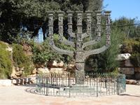 Jerusalem - Bronze-Menora, gegenüber Eingang zum Parlament