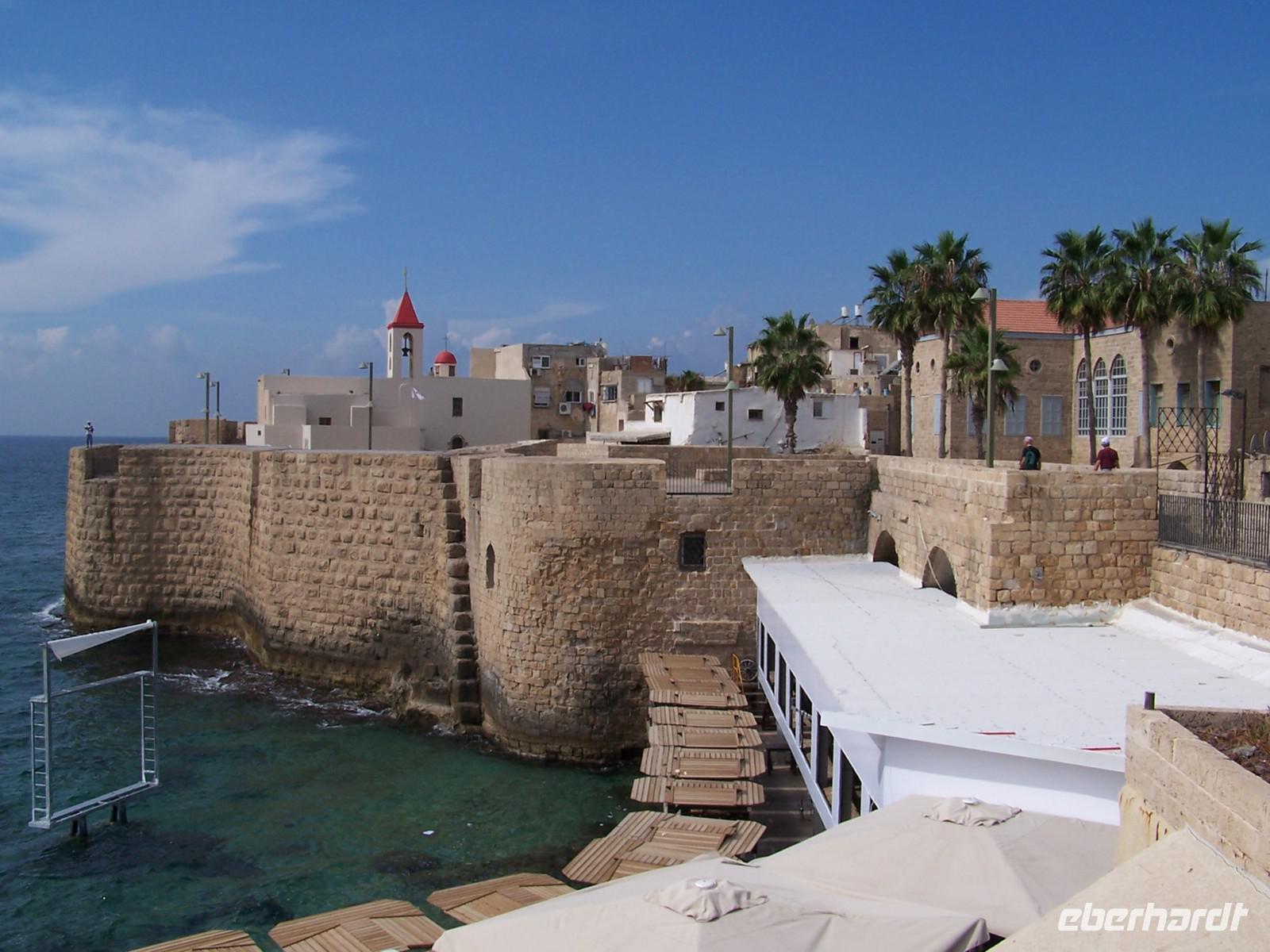 Akko- Blick vom Seetor auf die Johannes-Kirche und den Leuchtturm 