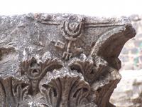 Kapernaum- Menorah-Symbol auf antikem Säulekapitell