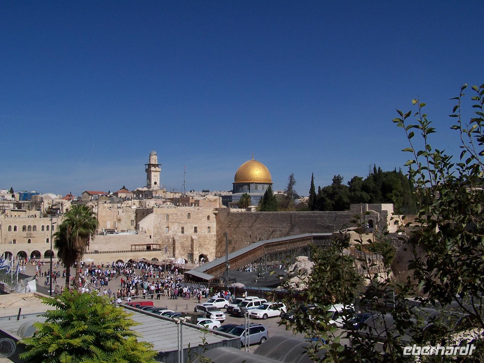 Jerusalem- Klagemauer und im Hintergrund der Felsendom