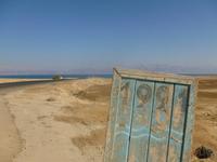 5.Tag, 28.10.2013: SPA En Gedi (Weg zum Strand am Toten Meer - Wasserstandsmarkierung von 1991)