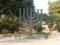 8.Tag, 31.10.2013: Menorah am Eingang zur Knesset, dem israelischen Parlament