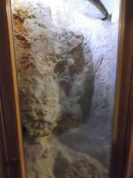 Golgatha-Felsen mit dem Riss - von unten