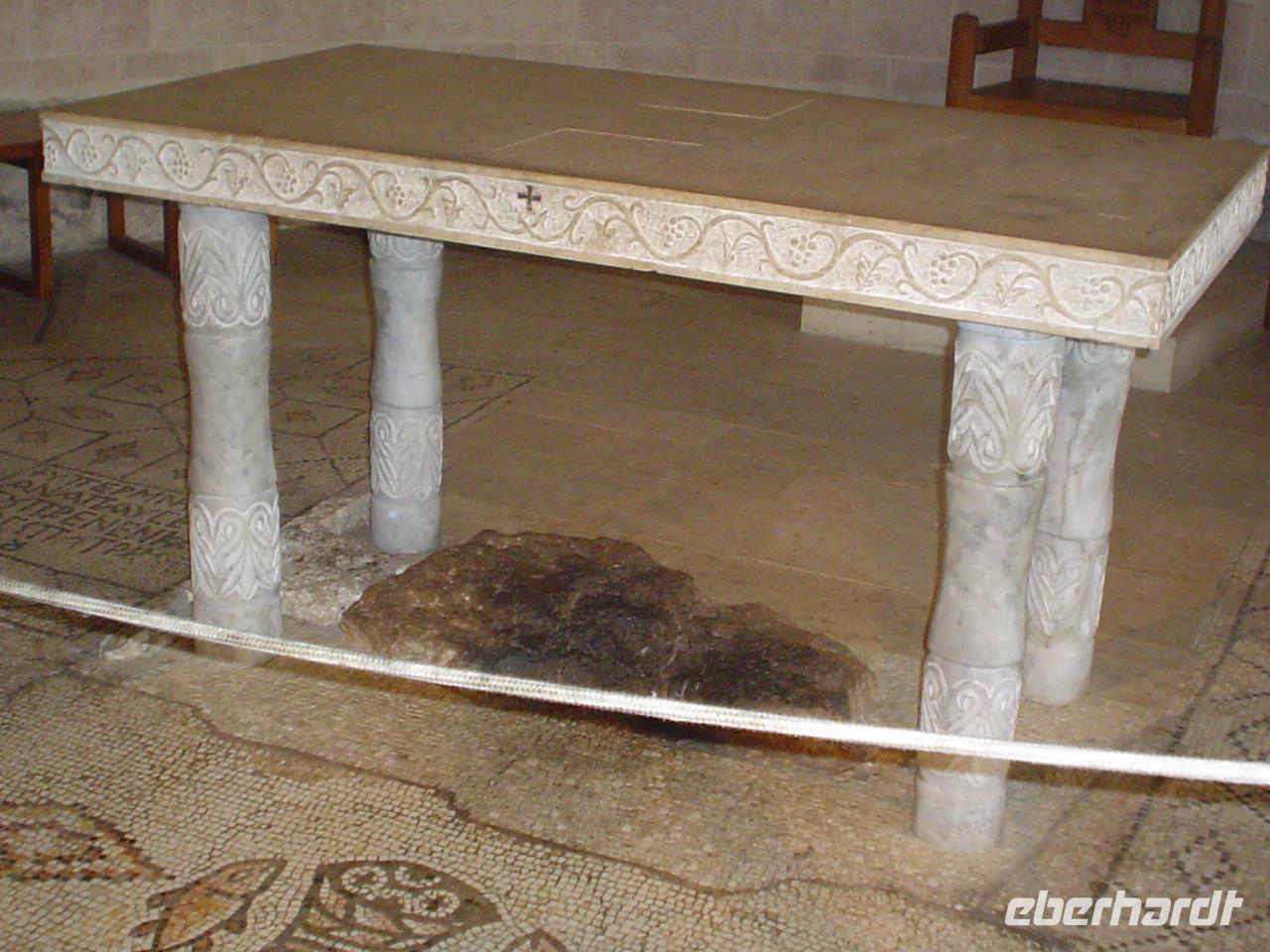 Brotvermehrungskirche in Tabgha, der Altar über dem 