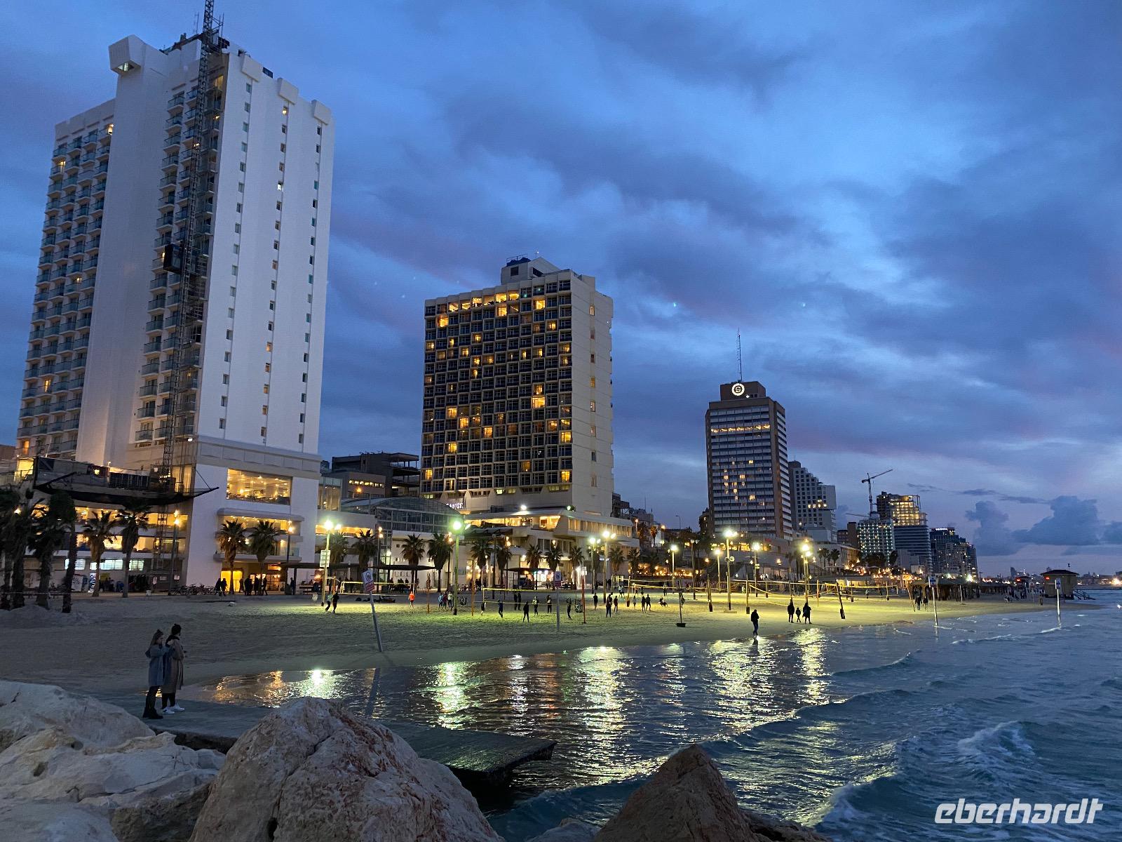 Blick auf Tel Aviv am Abend