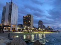 Blick auf Tel Aviv am Abend