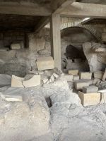 Altes Höhlengrab mit alten Särgen